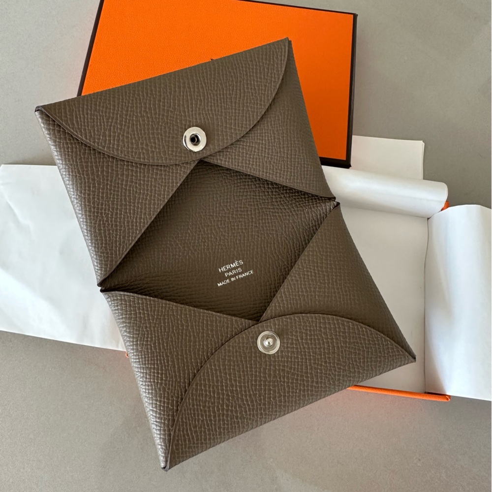 Brand new Hermes Calvi cardholder in etoupe